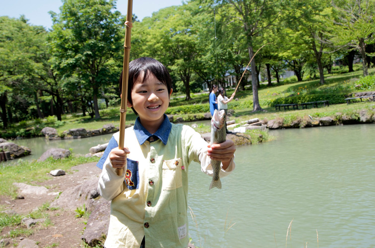 釣り体験をする少年の写真