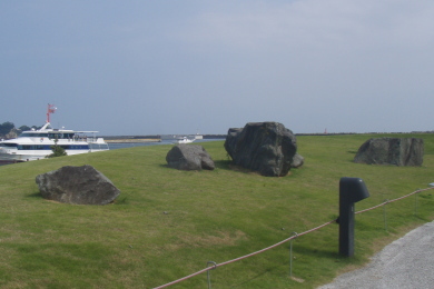 鮫川石による鎮魂碑