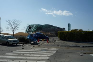 震災翌日の水族館正面入口