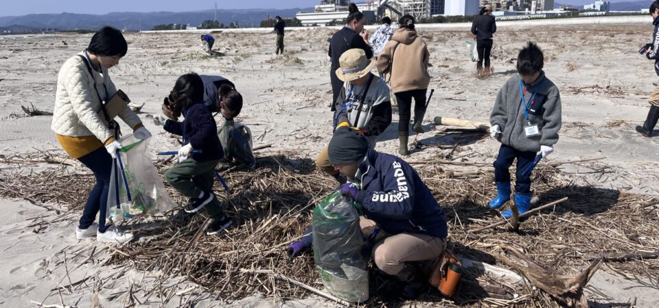 いわきの海岸でごみ拾い